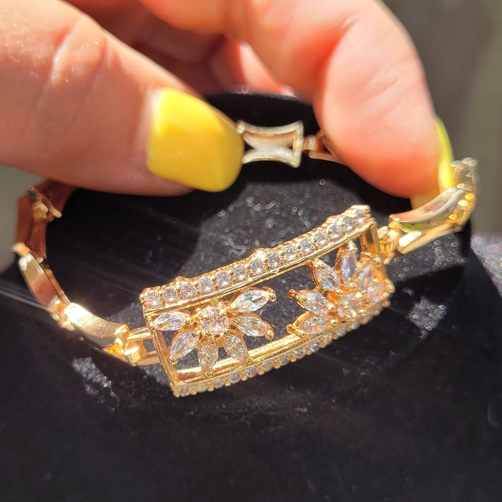 18K Gold Plated Imitation Diamonds Flower  Bracelet 7 1/4''
